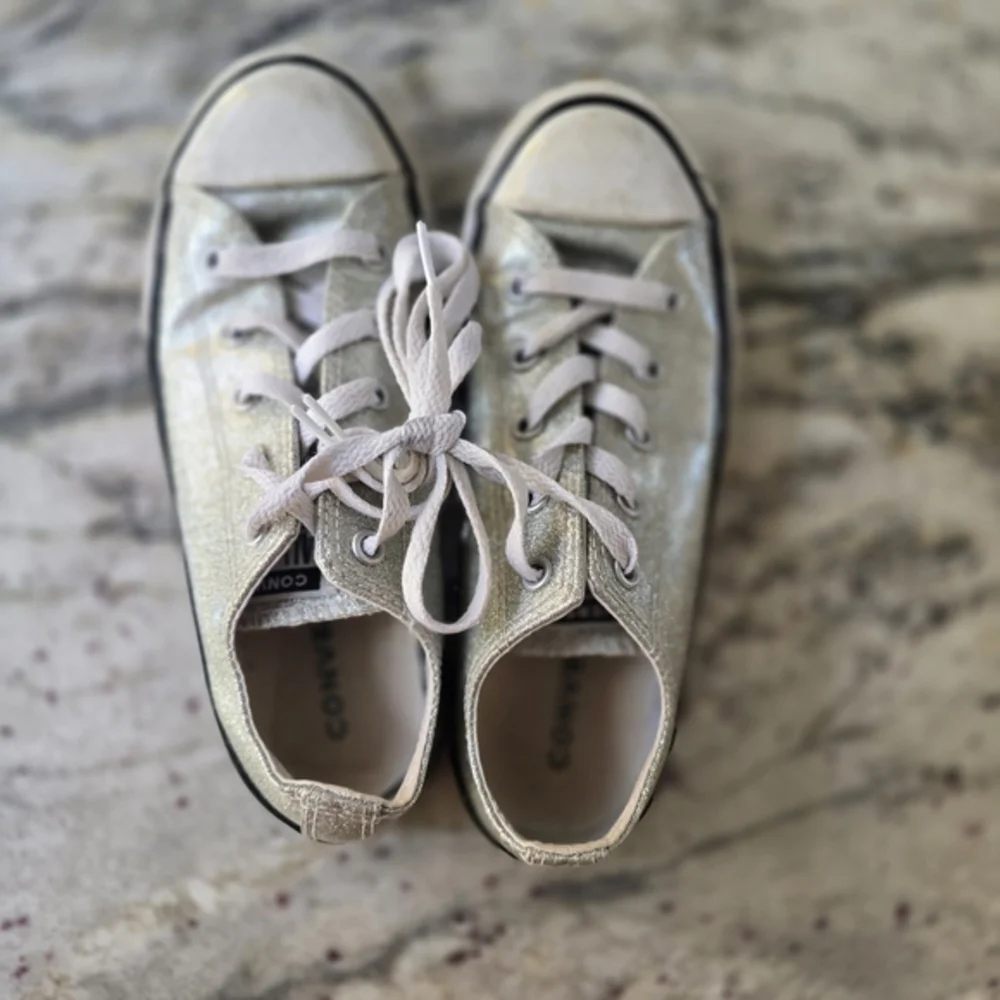 Converse shiny metallic